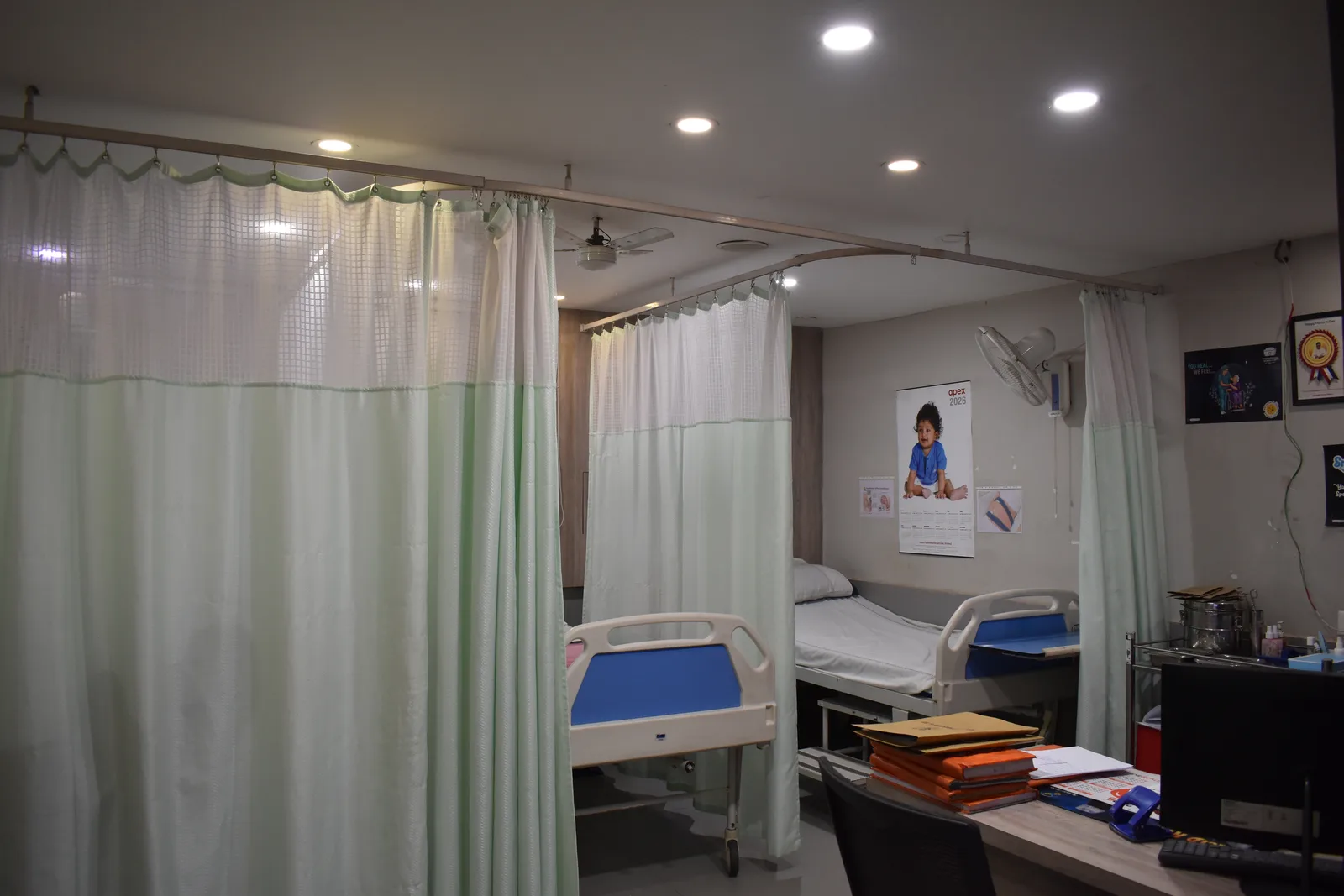 Day-care recovery beds and clinical station